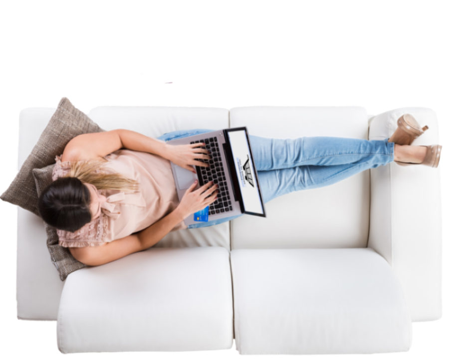 Frau entspannt auf Sofa, mit Laptop und Kreditkarte beim Online-Shopping zuhause