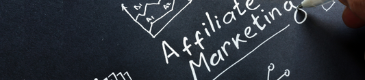 Affiliate Marketing Konzept als Skizze mit Diagrammen und Netzwerk-Grafik auf schwarzem Hintergrund
