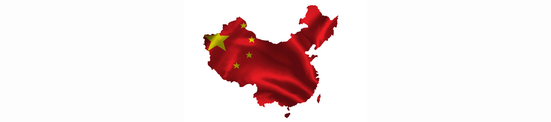 Frontal eine China-Flagge auf weißem Hintergrund zu sehen.