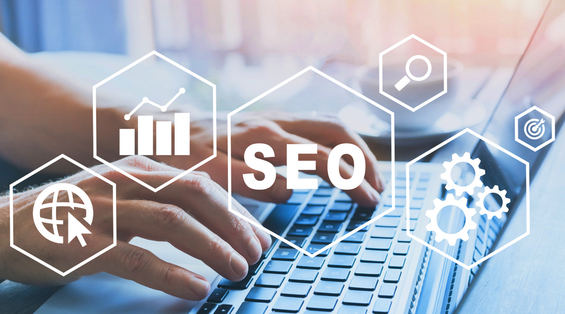 SEO-Optimierung am Laptop – Analyse, Suchmaschinenranking und digitale Marketingstrategie im Fokus.