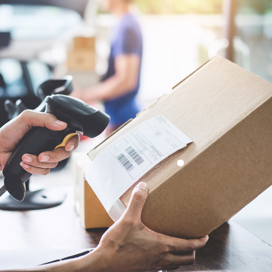 Paket wird gescannt und für den Versand vorbereitet – Logistik, Versandabwicklung und E-Commerce Prozesse.