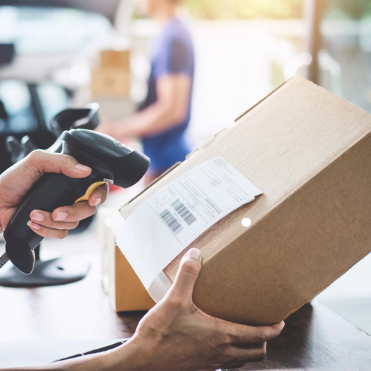 Paket wird gescannt und für den Versand vorbereitet – Logistik, Versandabwicklung und E-Commerce Prozesse.