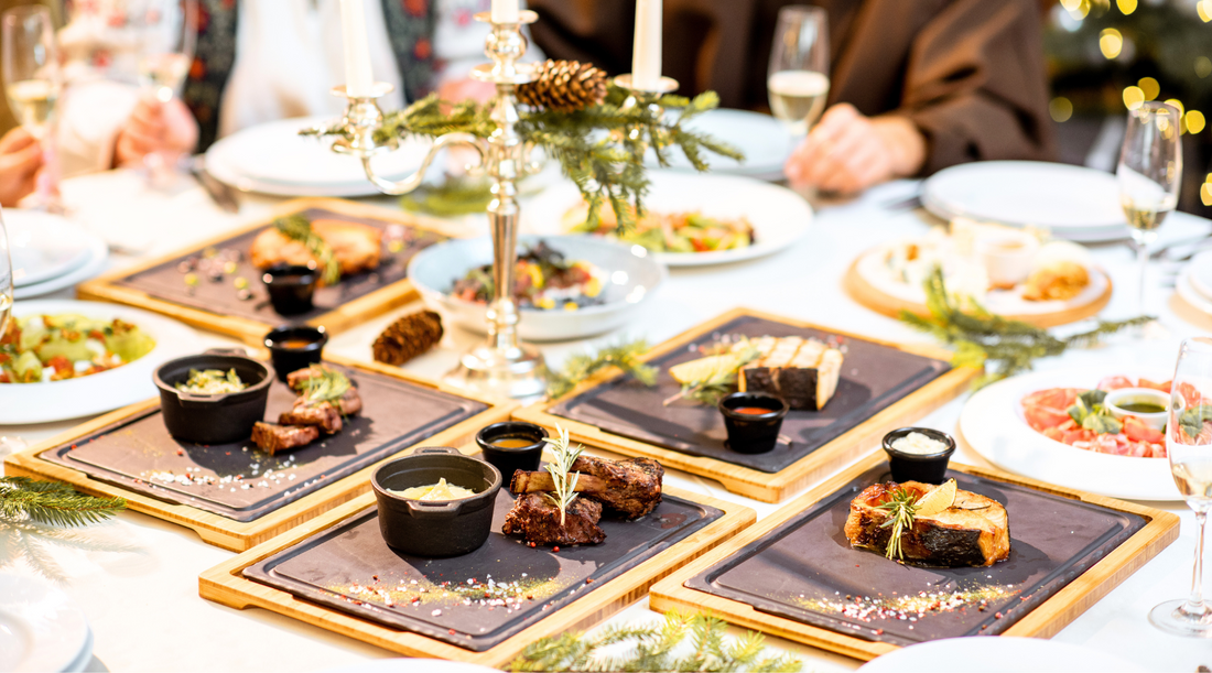 Festliches Weihnachtsessen mit elegant gedecktem Tisch und Gourmetgerichten – ideal für Feiertags-Events.