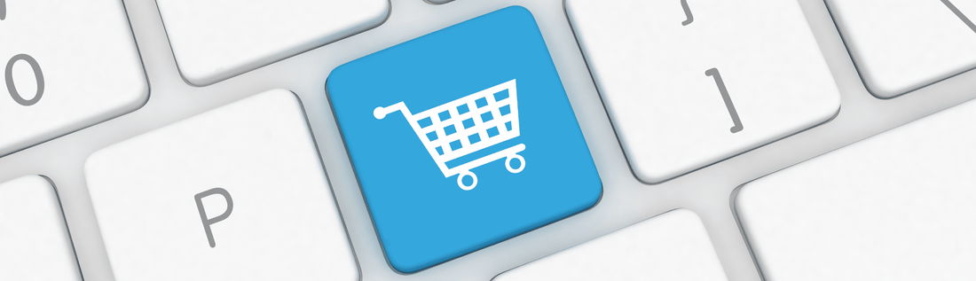 Ein Foto von einer weißen Tastatur mit einer hellblauen Taste mit dem Icon Einkaufswagen zu sehen. 
