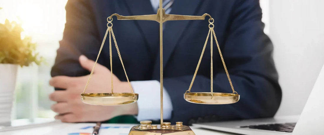 Abmahnung im Online-Handel vermeiden: Eine goldene Waage symbolisiert Rechtssicherheit.