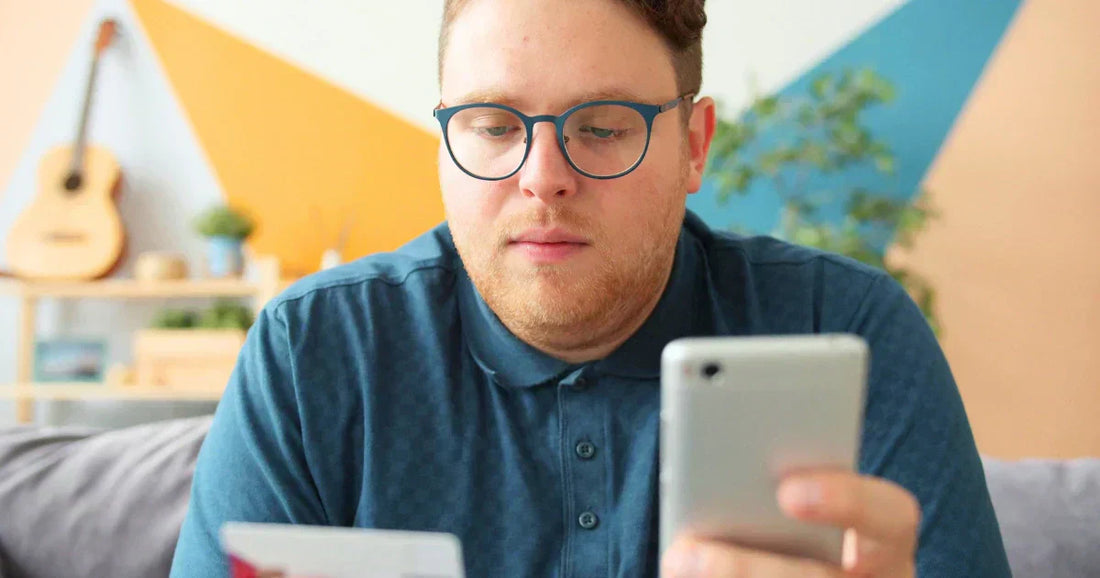 Kündigungsbutton am Smartphone prüfen: Forensische Analyse von Abo-Verlängerungen im Online-Handel.