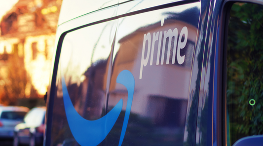 Amazon-Prime-Lieferwagen im Sonnenlicht – schneller Versand und zuverlässige Paketzustellung im Fokus.