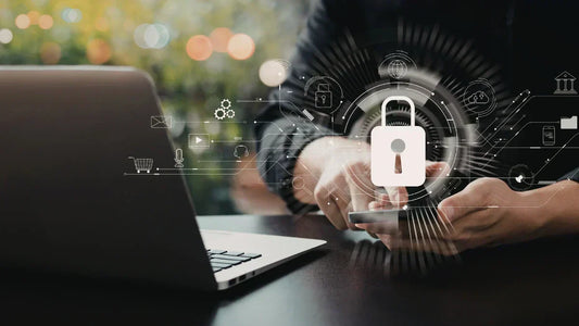 AVV-Management und DSGVO-Compliance: Mann am Laptop mit digitaler Checkliste und Audit-Symbolen.