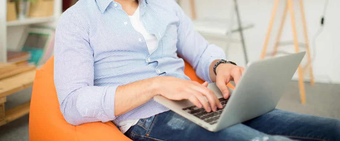 Balkonkraftwerk Anmeldung: Hände eines Mieters bei der Online-Eingabe am Laptop.