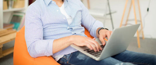 Balkonkraftwerk Anmeldung: Hände eines Mieters bei der Online-Eingabe am Laptop.