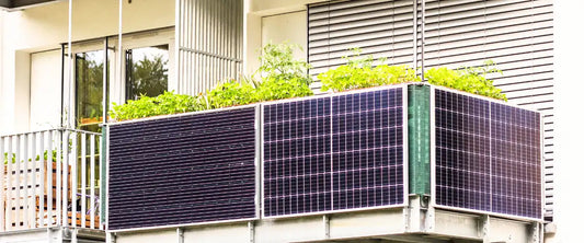 Balkonkraftwerk mit Solarmodulen am Balkon erzeugt Photovoltaik Strom und senkt Stromkosten