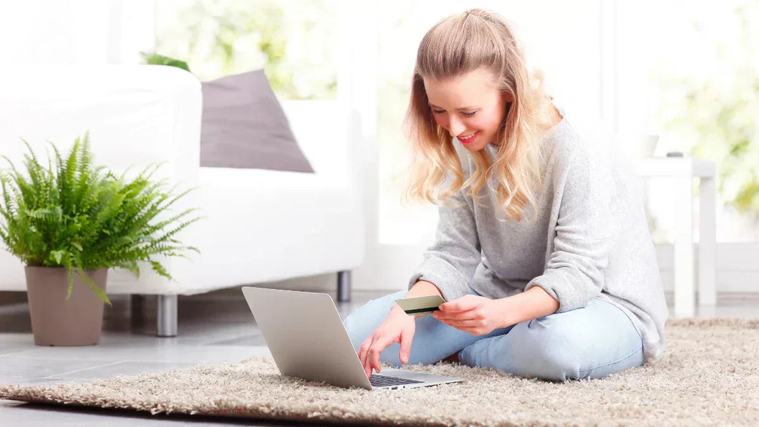 Buy-now-pay-later-Option: Frau tätigt eine Online-Zahlung am Laptop mit ihrer Kreditkarte.