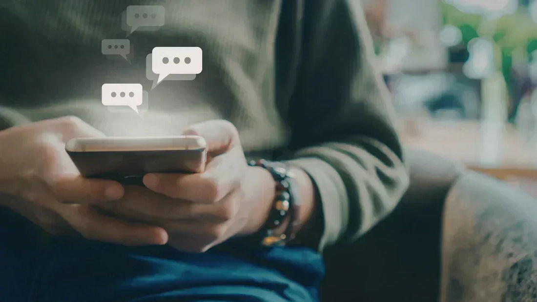 Chatkontrolle Überwachungsstaat: Smartphone mit schwebenden Sprechblasen in Händen.