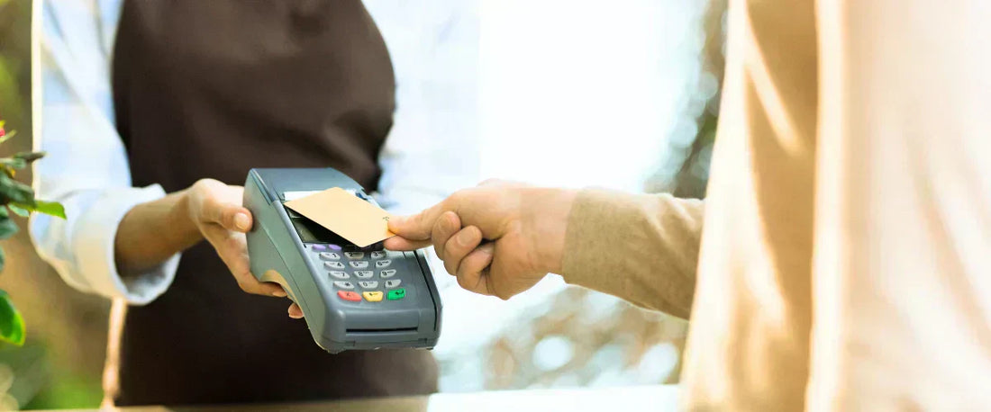Click & Collect Abholung: Kunde bezahlt kontaktlos mit Karte am Terminal im Laden.