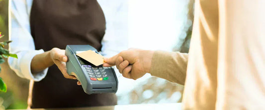 Click & Collect Abholung: Kunde bezahlt kontaktlos mit Karte am Terminal im Laden.