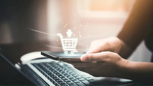 Cross-Border E-Commerce: Smartphone mit Einkaufswagen-Symbol für den EU-Verkauf