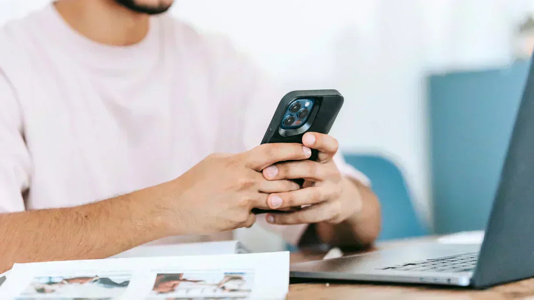 Dark Patterns im Checkout: Nutzer prüft bei Online-Bestellung mit Smartphone auf Manipulationen.