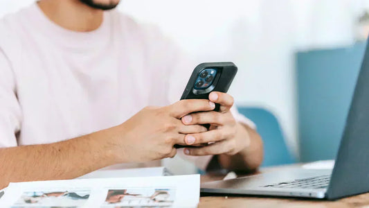 Dark Patterns im Checkout: Nutzer prüft bei Online-Bestellung mit Smartphone auf Manipulationen.