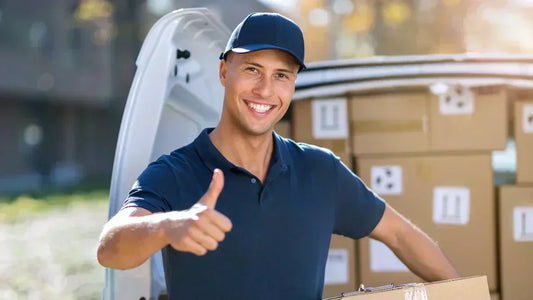 Deckungskauf bei Lieferverzug: Mann am Auto bei der Paketbestellung, Mahnung, Gelderstattung.
