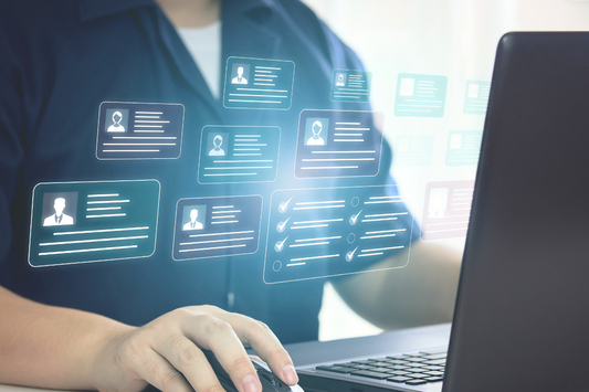 Digitale Identitätsprüfung am Laptop – moderne Datenverwaltung, Nutzerkonten und sichere Online-Verifizierung.