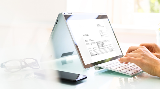 Digitale Rechnungserstellung am Laptop – effiziente Online-Buchhaltung und papierlose Büroarbeit.