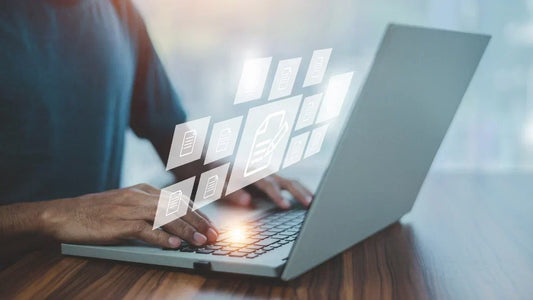 Digitale Rechnungen und Dokumenten-Icons schweben über Person an Laptop-Tastatur.