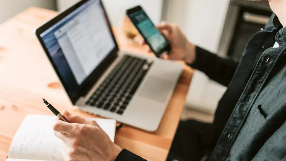 Digitaler Nachlass: Mann bei der digitalen Vorsorge am Laptop und Smartphone für den Notfall.