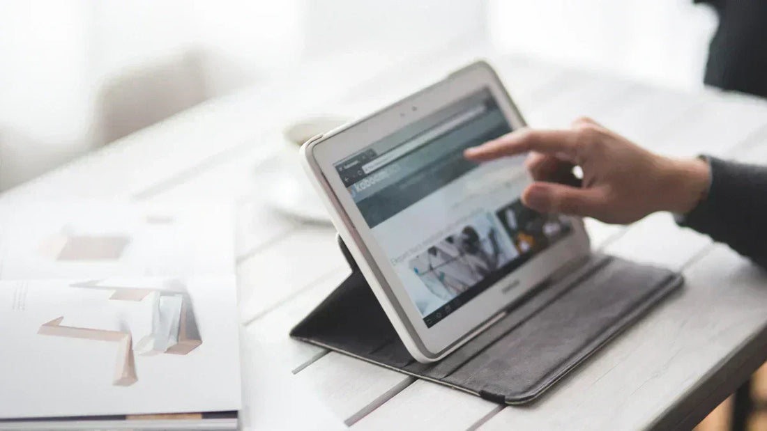 Digital Services Act: Person nutzt Tablet zur Durchsetzung von Rechten auf Online-Plattformen.