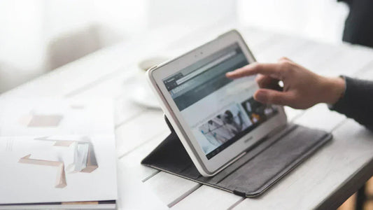 Digital Services Act: Person nutzt Tablet zur Durchsetzung von Rechten auf Online-Plattformen.