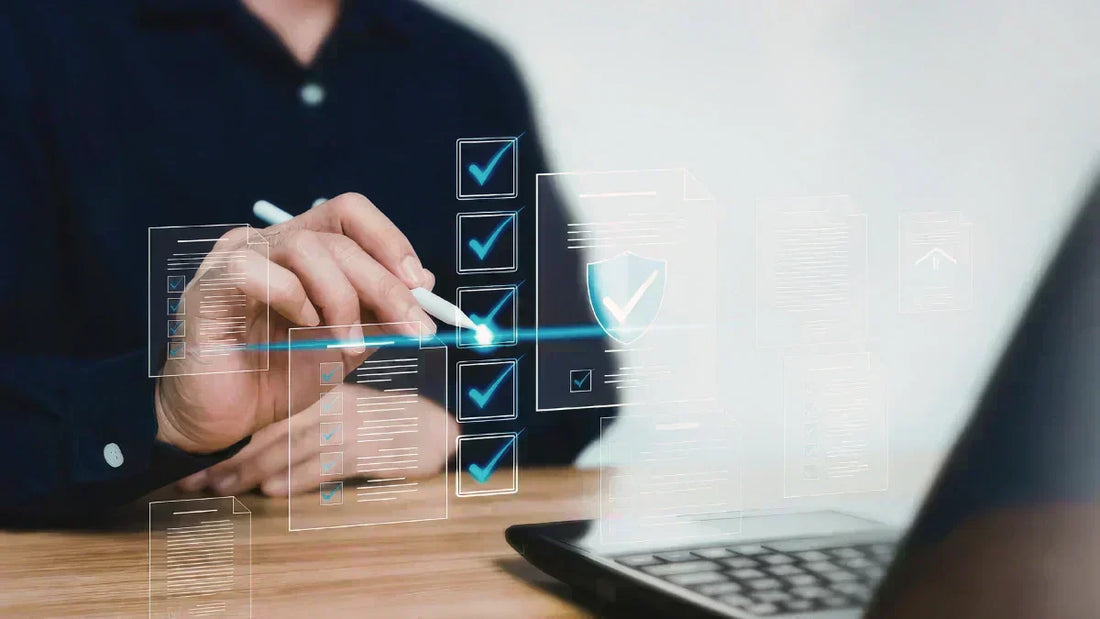 DSGVO-Audit: Behörden-Check am Laptop mit Dokumenten sicher bestehen.