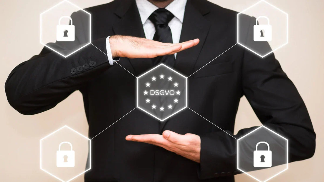 DSGVO: Rechtssichere Auskunft und Datenschutz – Hände halten Schloss mit digitalen Daten-Icons.