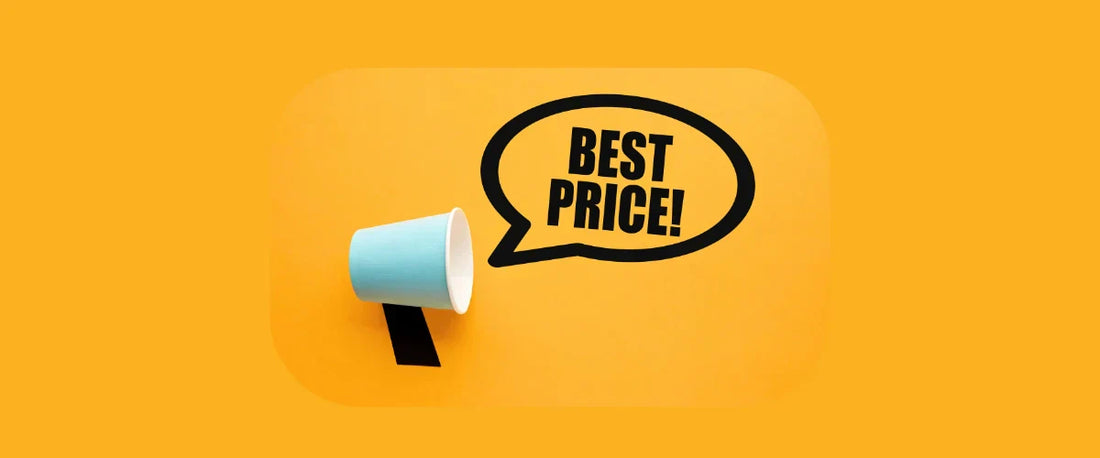 Dynamic Pricing: Weißer Becher Megafon mit Best Price Sprechblase auf gelbem Hintergrund-Grafik.