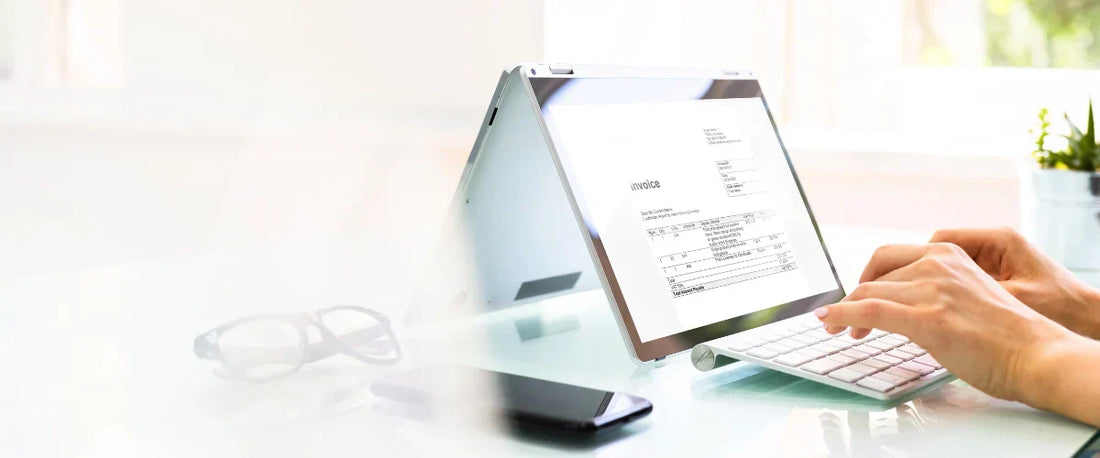 B2B E-Rechnungspflicht: Tablet und Händy visualisieren die digitale Rechnungs-Umstellung.