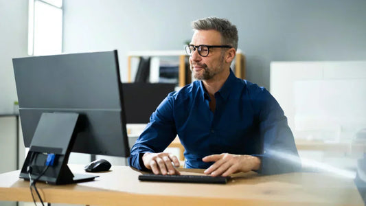 Verfahrensverzeichnis DSGVO: Unternehmer erstellt rechtskonforme Dokumentation am PC.