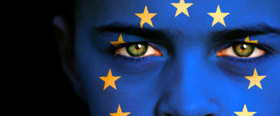 EUDR Entwaldungsverordnung: Symbolbild mit EU-Flagge auf Gesicht für strengere Lieferketten-Regeln.