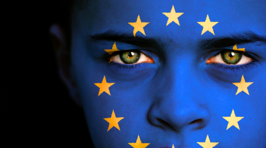 Gesicht in Blau mit gelben EU-Sternen – Symbol für Europa, Zusammenhalt und europäische Identität.