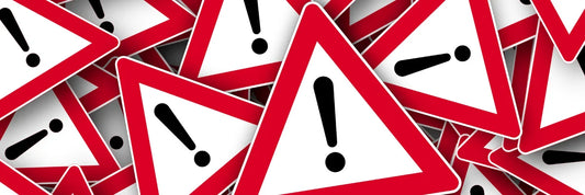 Rote Warnsymbole mit Ausrufezeichen visualisieren Fake-Shop Betrug und Online Risiken