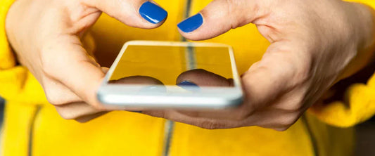 Fake Shop Social Media: Frau prüft Anzeige auf Smartphone für sicheres Einkaufen.
