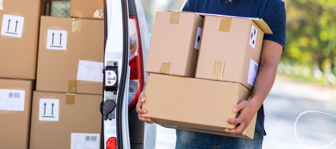 Paketzustellung mit Abstellgenehmigung: Zusteller liefert Pakete aus – fehlende Lieferung und Haftungsfrage für Verbraucher