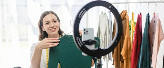 Frau präsentiert Kleidung im Live-Shopping Livestream stärkt Vertrauen und Conversion im E-Commerce