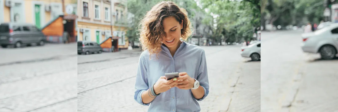 Frau prüft Smartphone auf App Sicherheit und erkennt Betrugsrisiken im Alltag