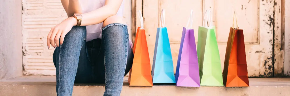 Frauenbeine neben bunten Einkaufstüten: Verbraucherrechte bei Wertabzug durch Händler und Widerruf im Online-Handel prüfen.