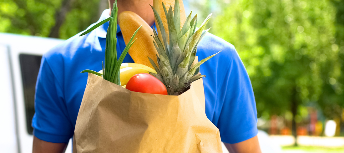 Lieferdienst bringt frische Lebensmittel wie Obst, Brot und Gemüse per 10-Minuten-Lieferung direkt nach Hause