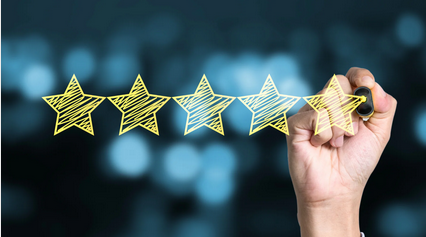 Hand zeichnet fünf Sterne – Bewertung, Kundenzufriedenheit und Qualitätsbewertung im modernen Online-Business.