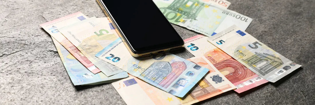 Smartphone auf Euro-Geld: Forderung durchsetzen und Geld vom Online-Händler erfolgreich pfänden