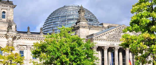 Gesetzesänderungen 2026: Der Reichstag als Symbol für neue Händlerpflichten.