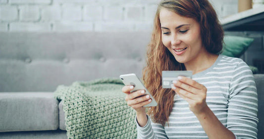 Gewährleistung bei Gebrauchtware: Prüfung eines Smartphone-Displays auf Mängel