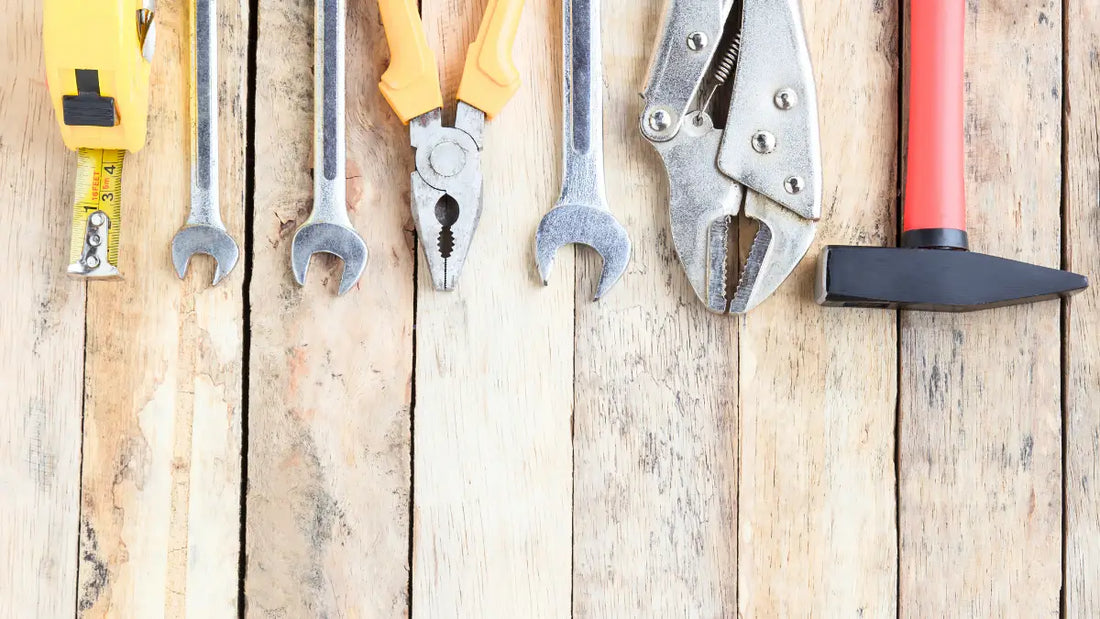 Gewährleistung und Reparatur: Werkzeuge auf Holz für Mängelhaftung