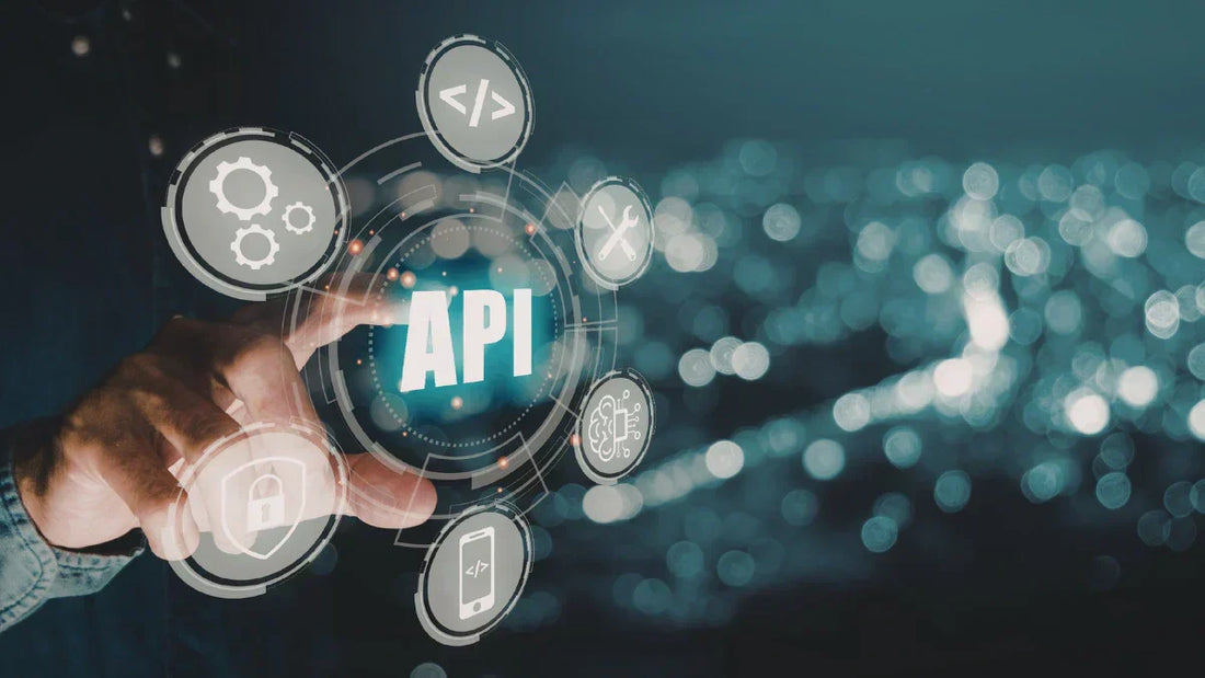 Google Consent Mode v2 API: Hand tippt auf Schnittstelle für Online-Shops.