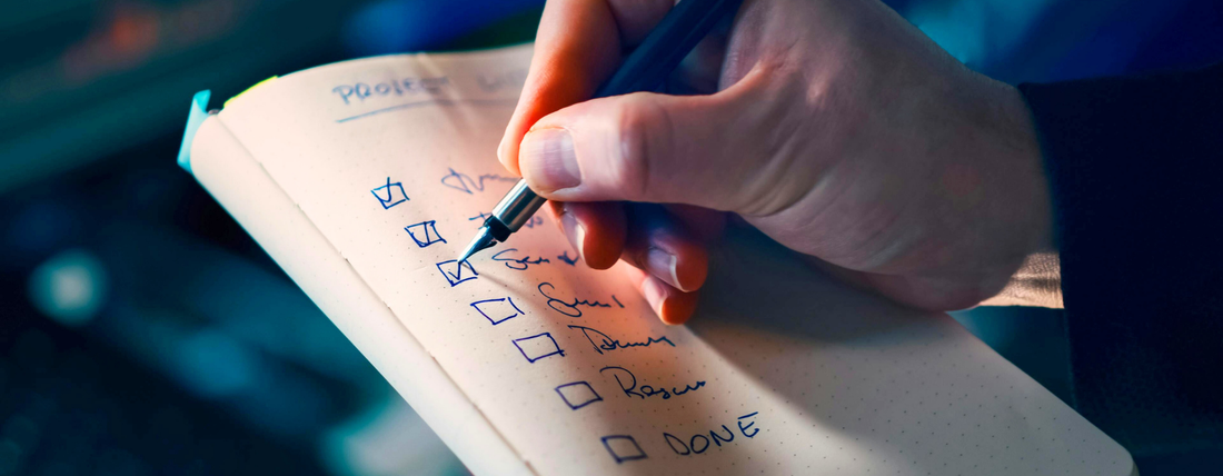 Infografik zur GPSR 2026 Produktsicherheitsverordnung mit Herstellerangaben und Warnhinweisen auf einer Online-Shop Produktdetailseite.